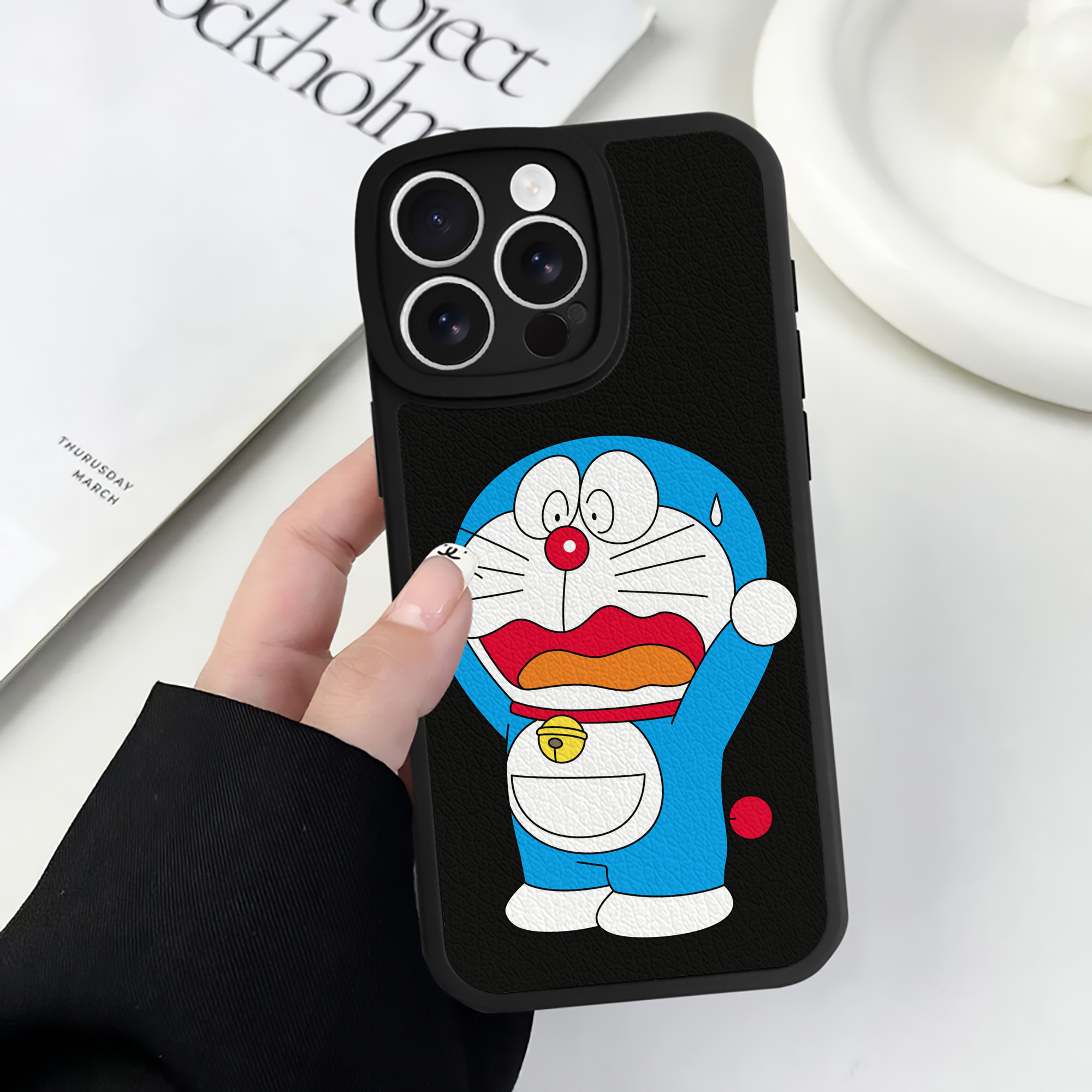 （画像用） ドラえもん Doraemon 【iPhone 16シリーズ対応】シリコンスマホケース（レザー調） 材質：シリコン